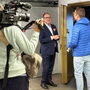 Vor der Stahltür des Panikraums: Dirk Rutenhofer erläutert dem WDR-Redakteur Alexander Klein die Besonderheiten moderner Schutzraumlösungen.