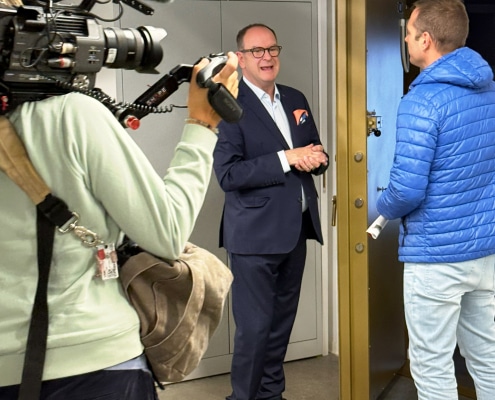 Vor der Stahltür des Panikraums: Dirk Rutenhofer erläutert dem WDR-Redakteur Alexander Klein die Besonderheiten moderner Schutzraumlösungen.