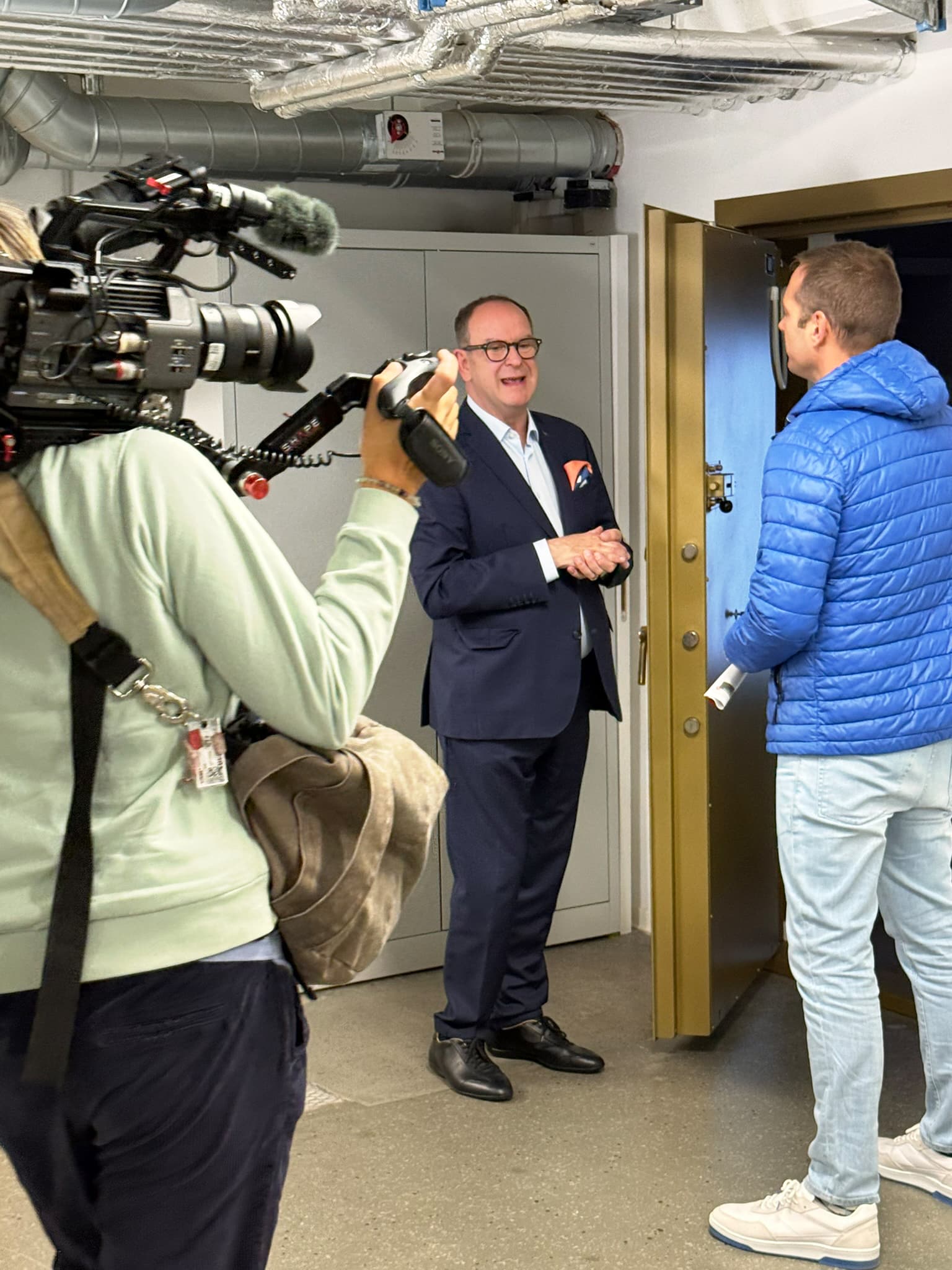 Vor der Stahltür des Panikraums: Dirk Rutenhofer erläutert dem WDR-Redakteur Alexander Klein die Besonderheiten moderner Schutzraumlösungen.