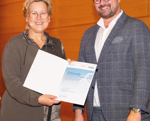 Dennis Ochmann von Weckbacher erhält die Förderurkunde des Deutschlandstipendiums von Prof. Dr. Tamara Appel bei der Veranstaltung der FH Dortmund.