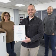Team Weckbacher Niederlassung Süd freut sich über die Zertifizierungsurkunde