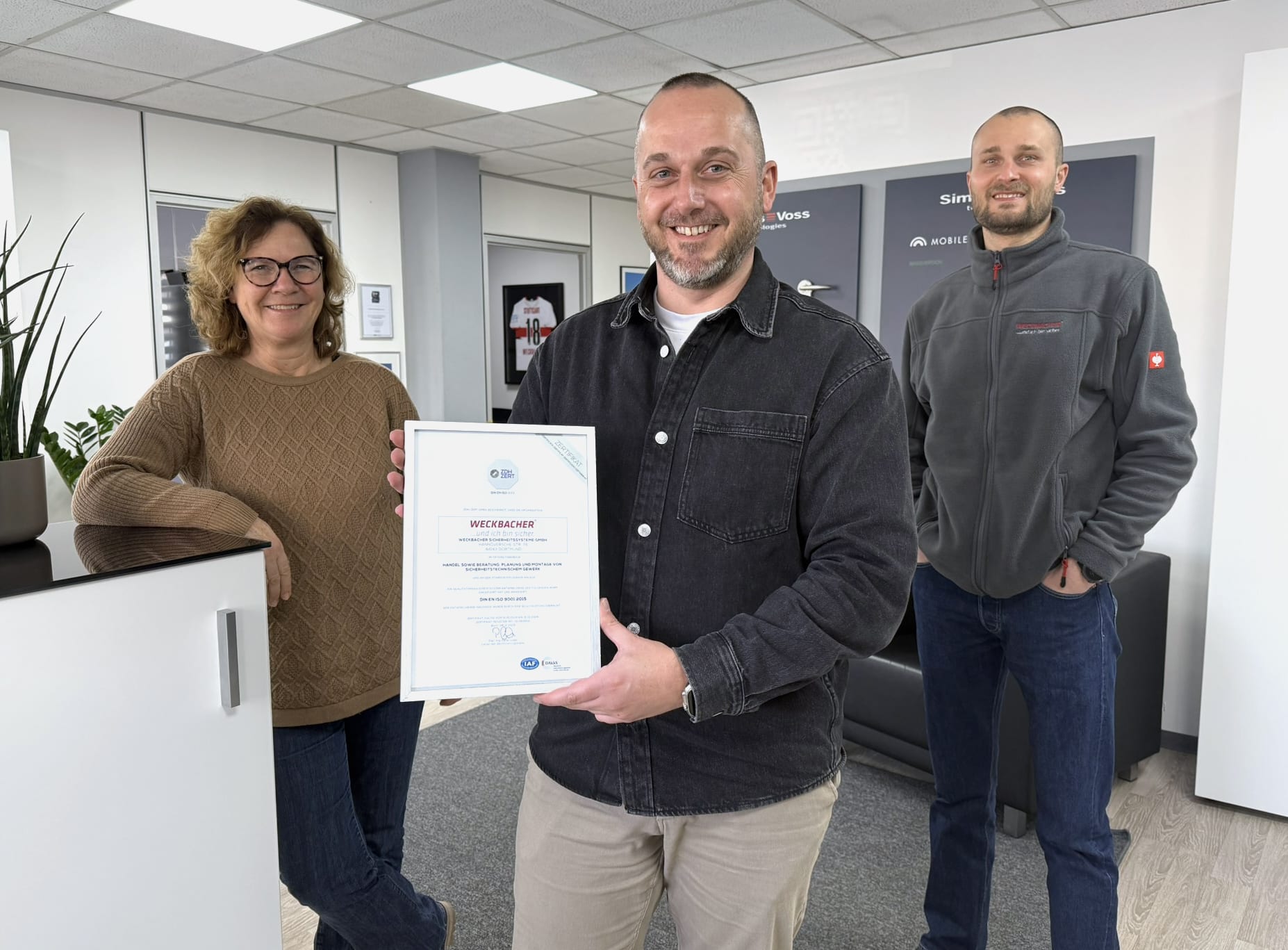 Team Weckbacher Niederlassung Süd freut sich über die Zertifizierungsurkunde
