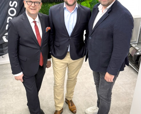 Dirk Rutenhofer, Gerrit Fleischer und Dennis Ochmann im persönlichen Austausch bei WECKBACHER im Sicherheitszentrum NRW.