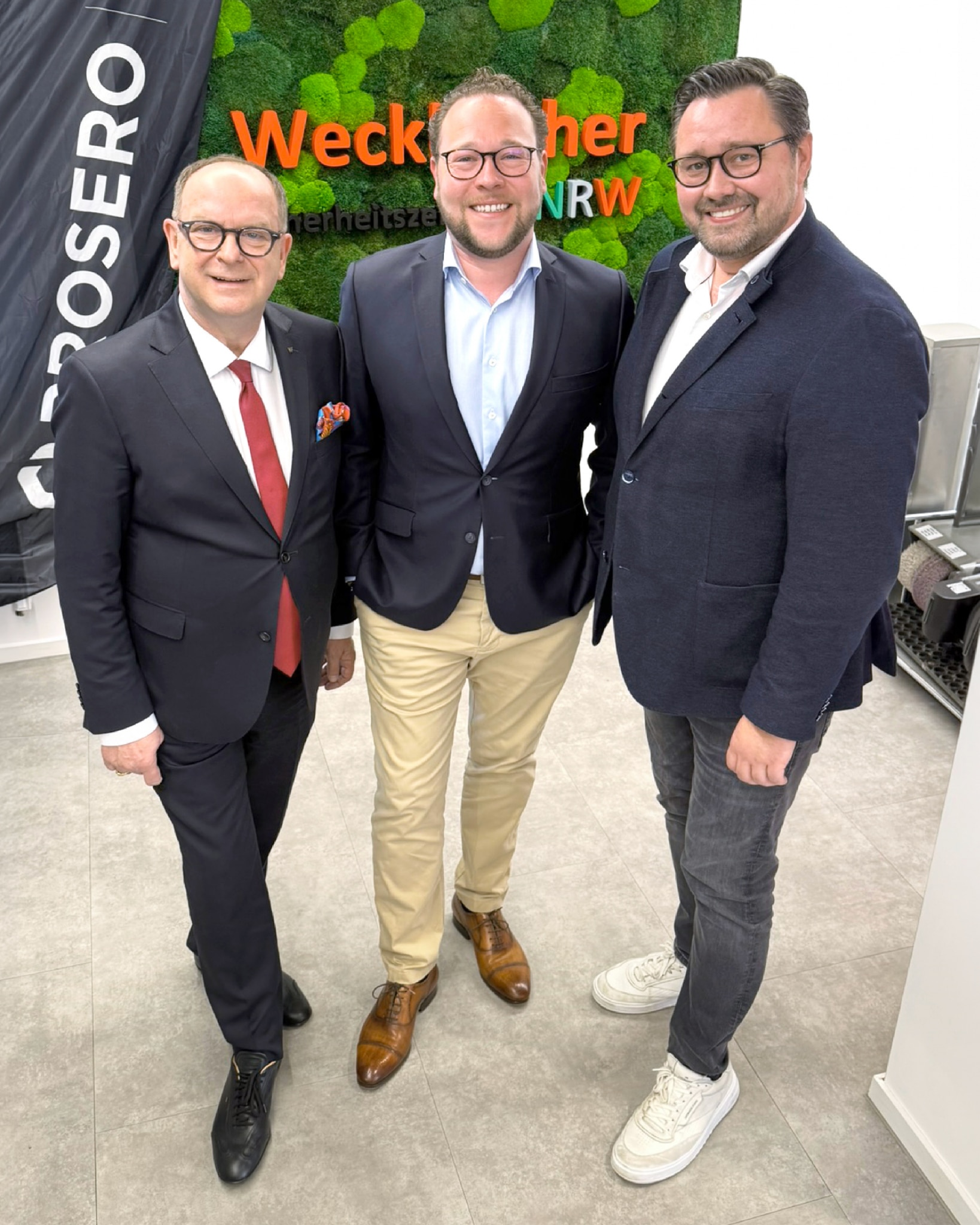 Dirk Rutenhofer, Gerrit Fleischer und Dennis Ochmann im persönlichen Austausch bei WECKBACHER im Sicherheitszentrum NRW.