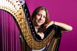 Unknown-1 Victoria Volkmer mit Harfe
